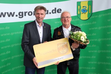 Bürgermeister Rainer Doetkotte und Hans Werner Bartsch vom SV Vorwärts Gronau e.V.