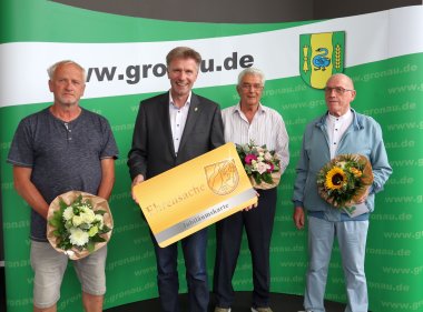 Bürgermeister Rainer Doetkotte und Reinhard Wittland, Gerd Opitz und Heinz Popanski vom TV Westfalia 07 Epe e.V.