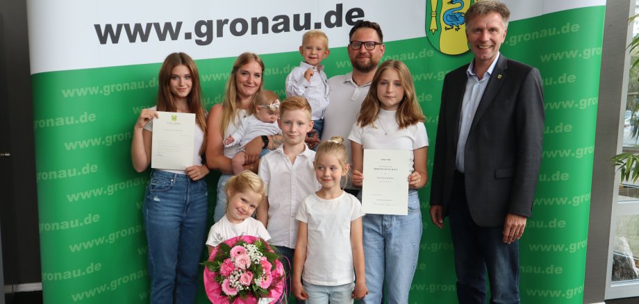 Familie Kollbach mit Bürgermeister Rainer Doetkotte.