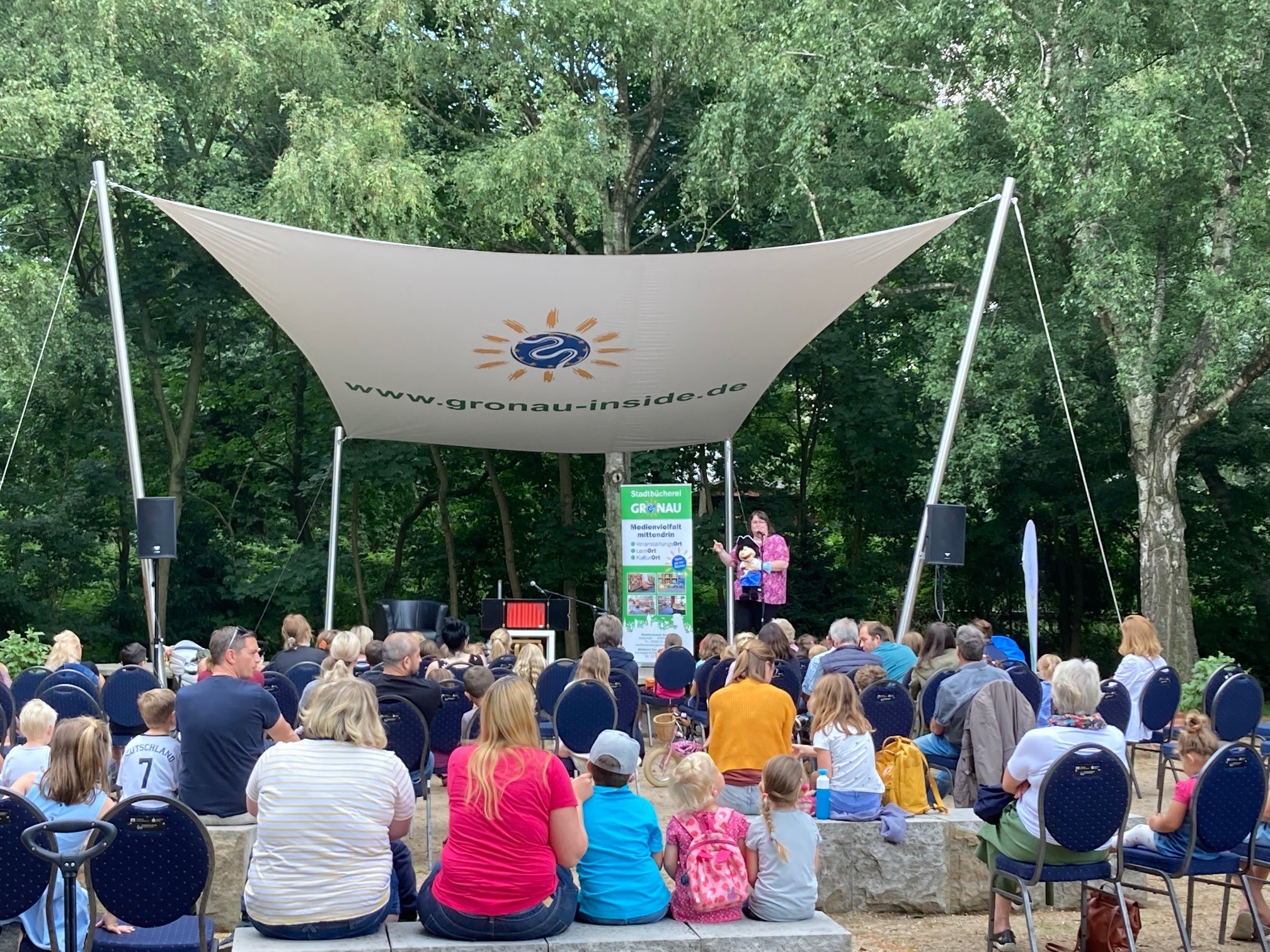 Eine Lesestunde mit Publikum an der Waldbühne.