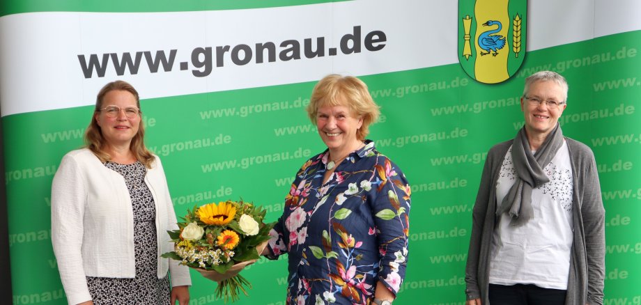 Erste Beigeordnete Sandra Cichon mit Beate Hollands-Lohölter und Elke Liening vor der Fotowand der Stadt Gronau