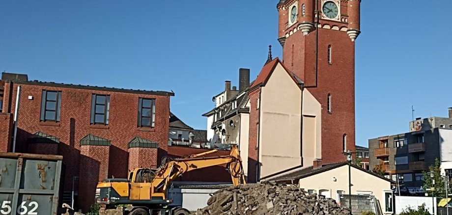 Parkplatzanlage an der Bahnhofstraße mit dem Alten Rathausturm im Hintergrund 