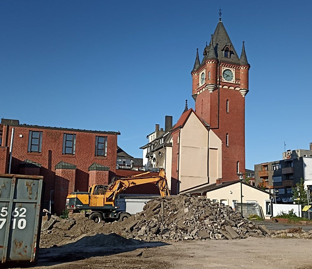 Parkplatzanlage an der Bahnhofstraße mit dem Alten Rathausturm im Hintergrund 