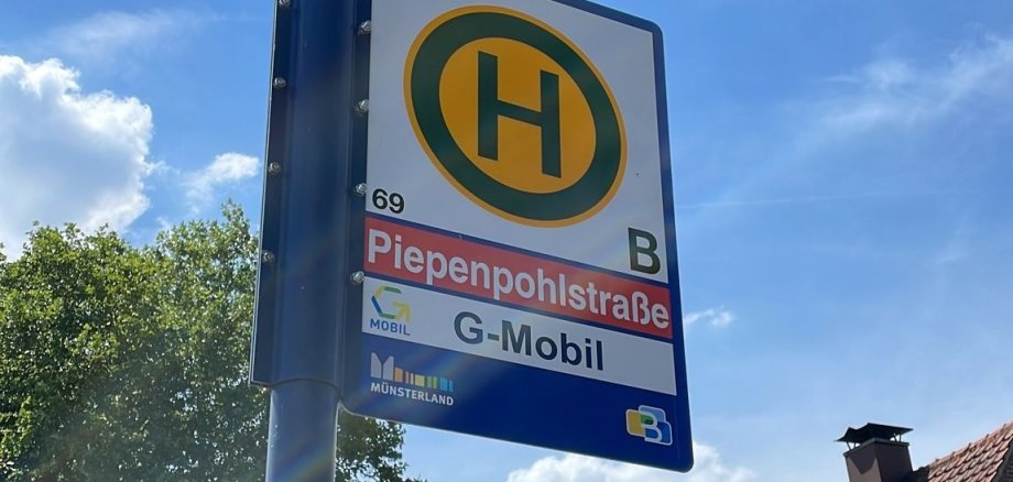 Ein Haltestellenschild mit der G-Mobil Kennzeichnung.