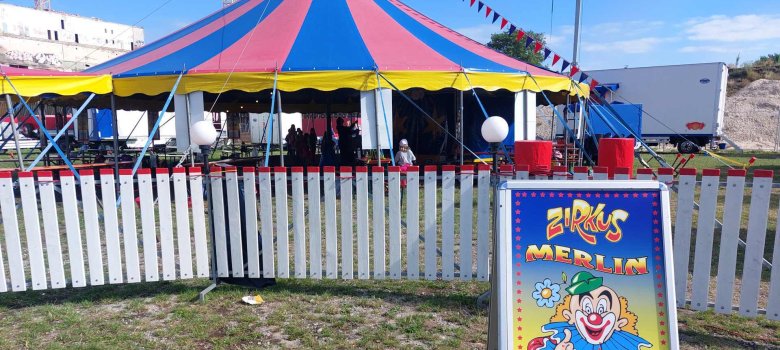 Der Zirkus Merlin gastiert vor der Bürgerhalle.