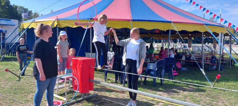 Proben für den Seiltanz beim Zirkus Merlin