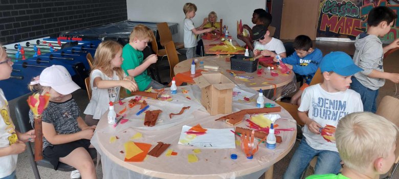 Die Kinder basteln Fackeln im Jugendzentrum Stop.