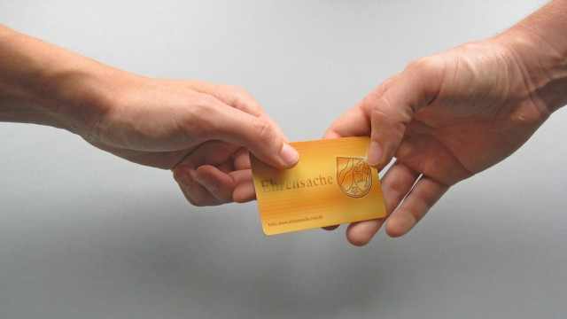 Zwei Hände halten eine Ehrenamtskarte