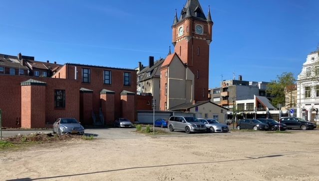 Parkplatzanlage Bahnhofstraße mit dem alten Rathausturm im Hintergrund