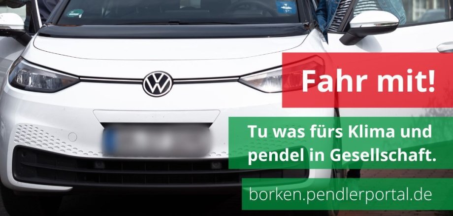 Ein weißes Auto mit zwei Frauen und der Werbung für das Pendlerportal