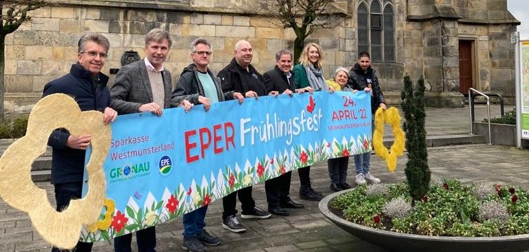 Reinhard Leuderalbert (Schrift und Druck), Rainer Doetkotte (Bürgermeister der Stadt Gronau), Michael Nacke (Vorsitzender Eper Werbegemeinschaft = EWG), Jochen Schmeing (Vorstand EWG), Dominik Mikus (Leiter Beratungscenter Epe, Sparkasse Westmünsterland), Katharina Terhan (Leitung Stadt- und Tourismusmarketing Gronau), Martina Eckstein-Linke (Vorstand EWG) und George Malki (Schrift & Druck).