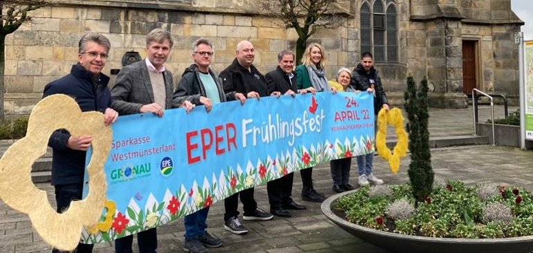 Reinhard Leuderalbert (Schrift und Druck), Rainer Doetkotte (Bürgermeister der Stadt Gronau), Michael Nacke (Vorsitzender Eper Werbegemeinschaft = EWG), Jochen Schmeing (Vorstand EWG), Dominik Mikus (Leiter Beratungscenter Epe, Sparkasse Westmünsterland), Katharina Terhan (Leitung Stadt- und Tourismusmarketing Gronau), Martina Eckstein-Linke (Vorstand EWG) und George Malki (Schrift & Druck).