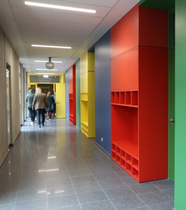 Blick in den Flur des neuen Anbaus der Eilermarkschule mit bunten Türen