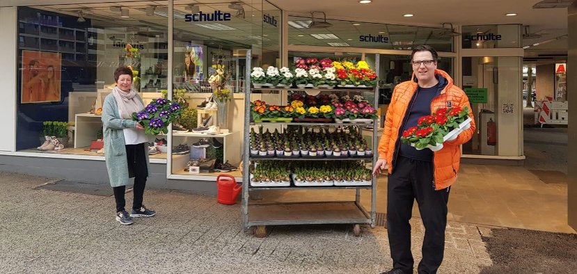 Blumen werden in der Gronauer Innenstadt verteilt.