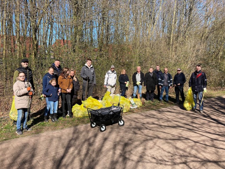 Gruppe aus Gronau beim Müllsammeln