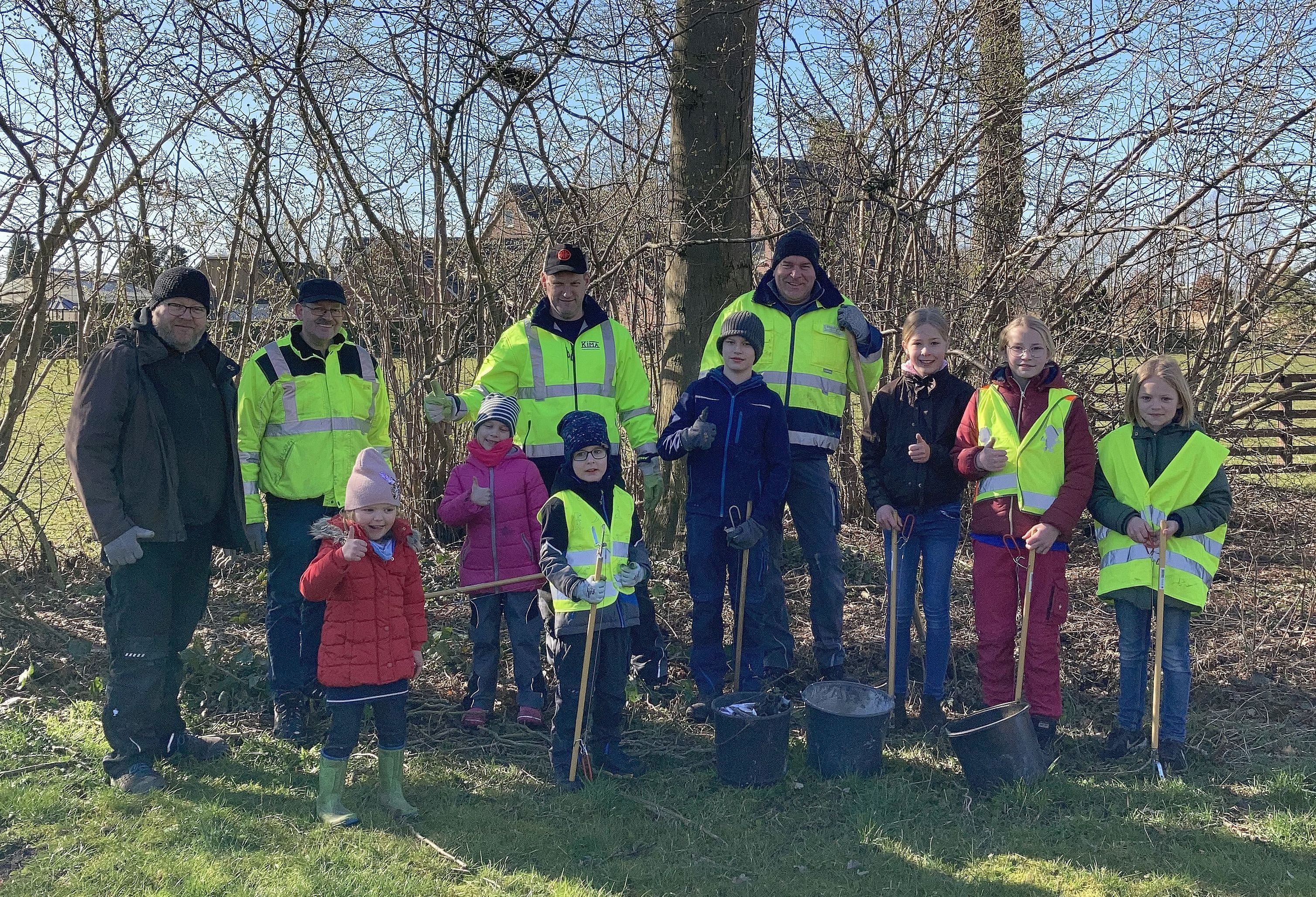 Gruppe bei der Müllsammelaktion 