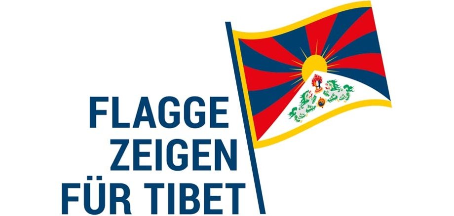 Die Tibetische Flagge mit dem Text „Flagge zeigen für Tibet“.