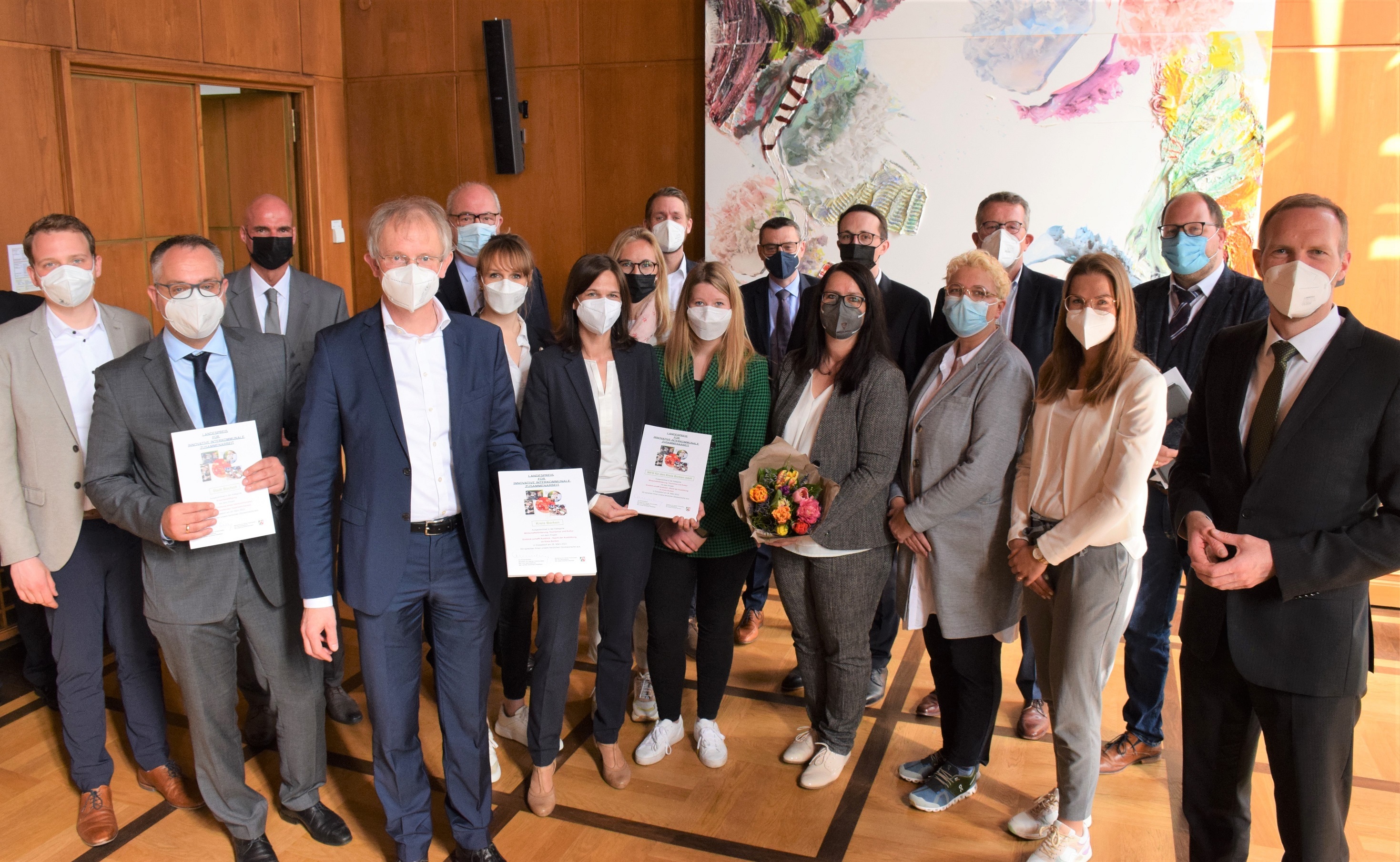 Die Überreichung der Urkunden an die Beteiligten.