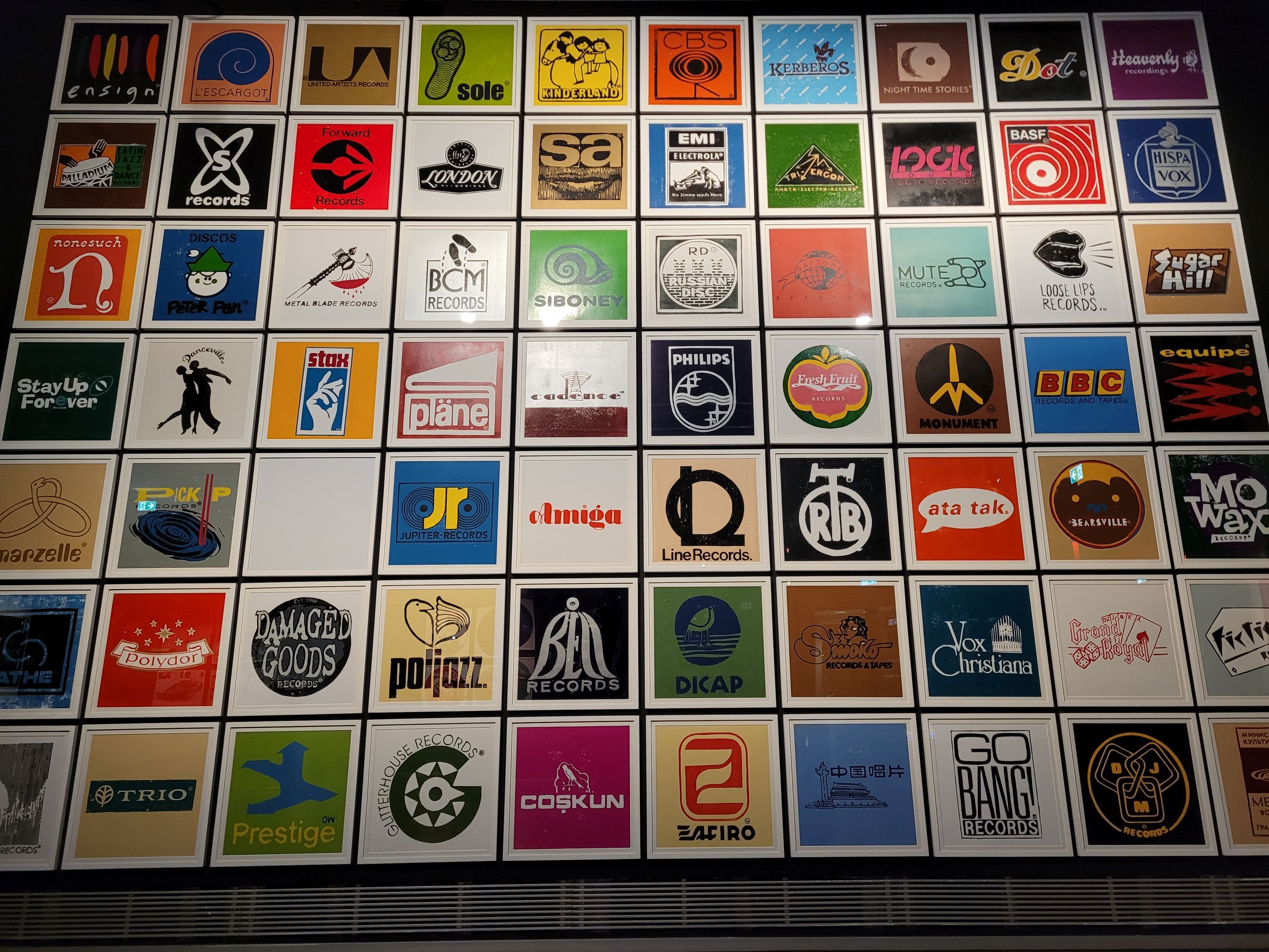 Linolschnitt-Ausstellungsstücke im rock'n'popmuseum.