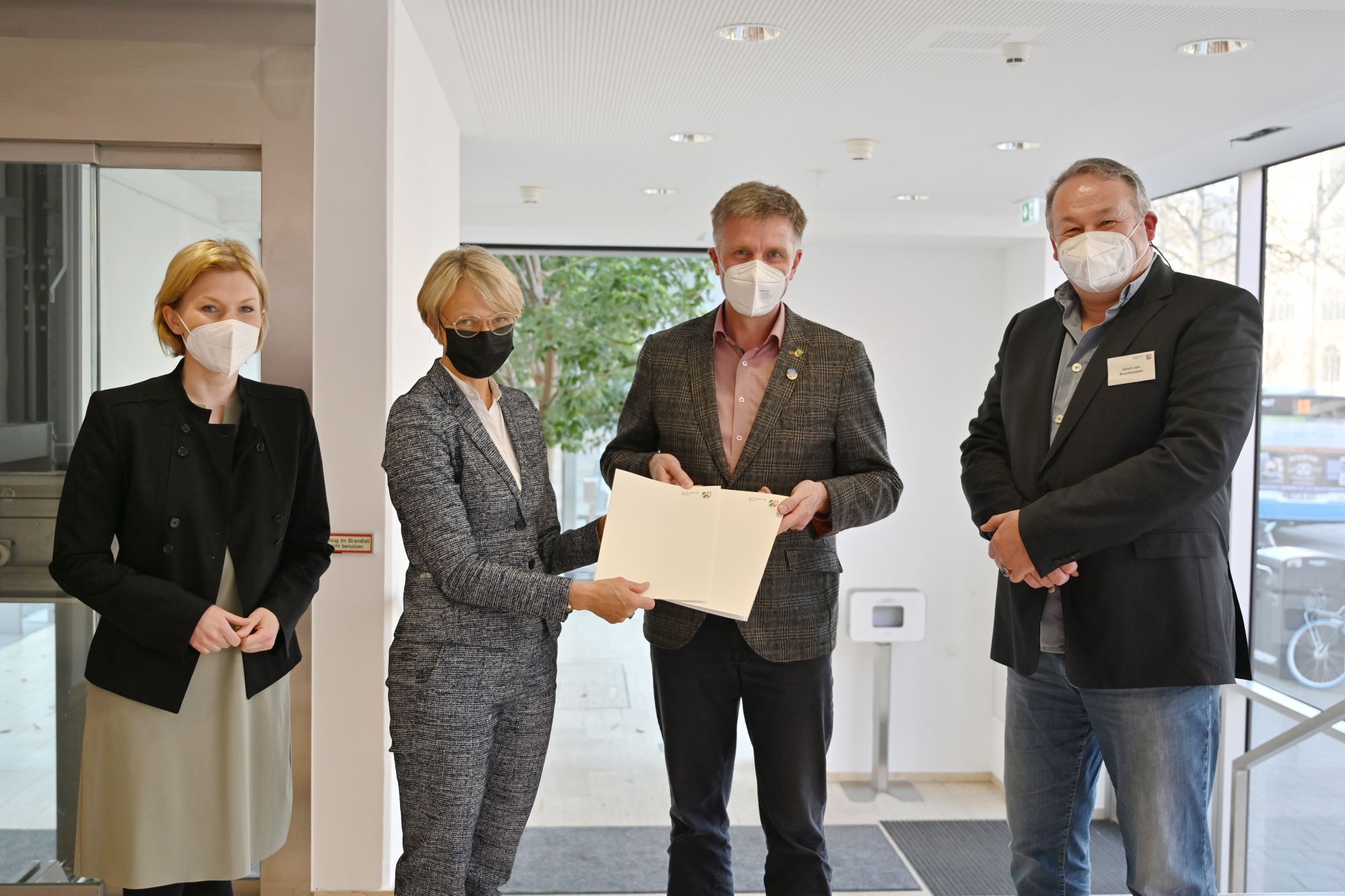 Regierungspräsidentin Dorothee Feller (2.v.l.) übergibt im Beisein der Bundestagsabgeordneten Anne König (l.) den Förderbescheid an den Bürgermeister der Stadt Gronau, Rainer Doetkotte (3.v.l..). Rechts im Bild zu sehen ist der Sachbearbeiter des Dezernates für Städtebauförderung bei der Bezirksregierung Münster, Ulrich von Bruchhausen.
