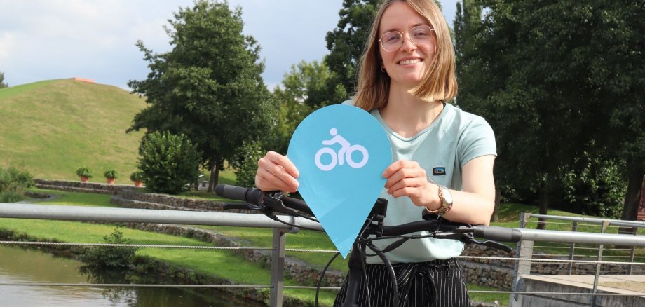 Die Klimaschutzmanagerin Carolin Wicke mit ihrem Fahrrad.