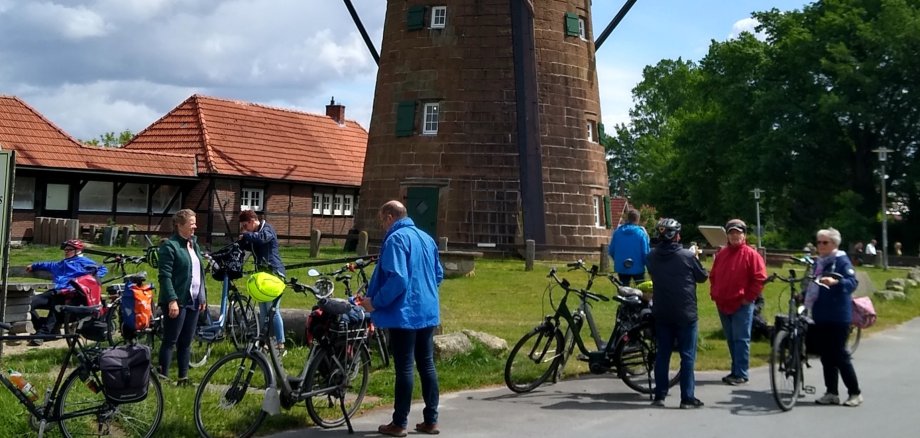 Einen Zwischenstopp legten die Radlerinnen und Radler der Abschlusstour an der Ostmühle in Gildehaus ein.