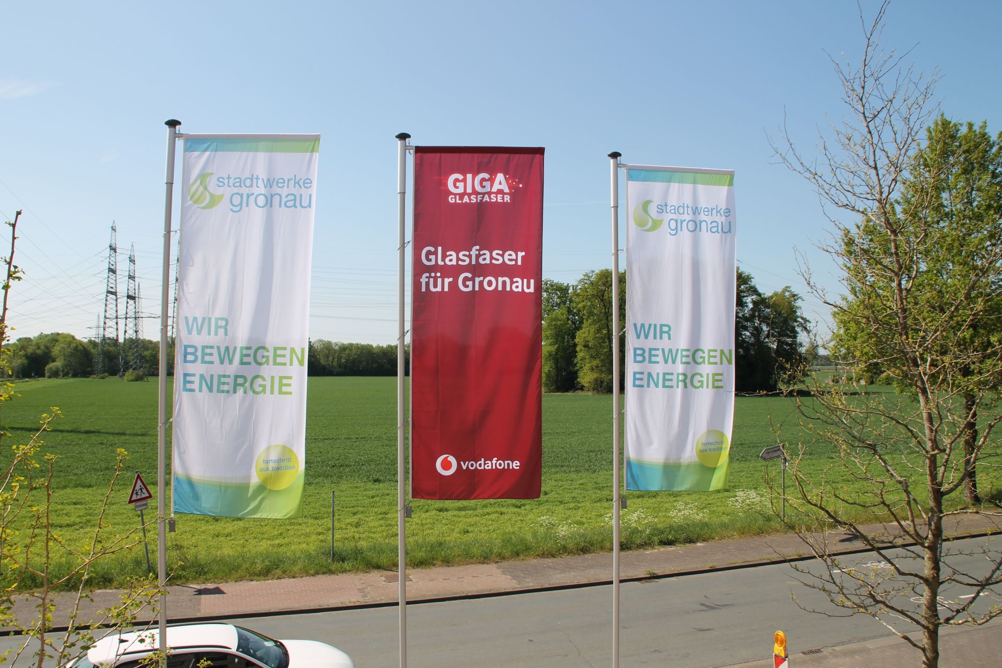 Flagge der Stadtwerke Gronau sowie von Vodafone für Glasfaser für Gronau.