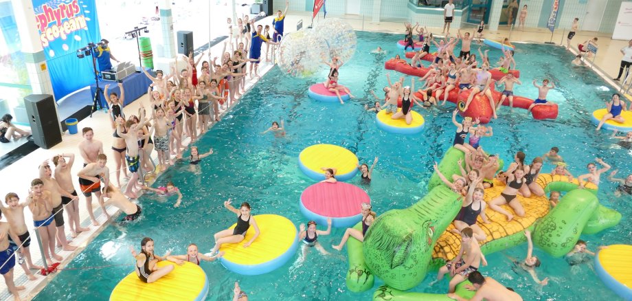 Begeistertes Publikum bei der Pool-Party im Hallenbad