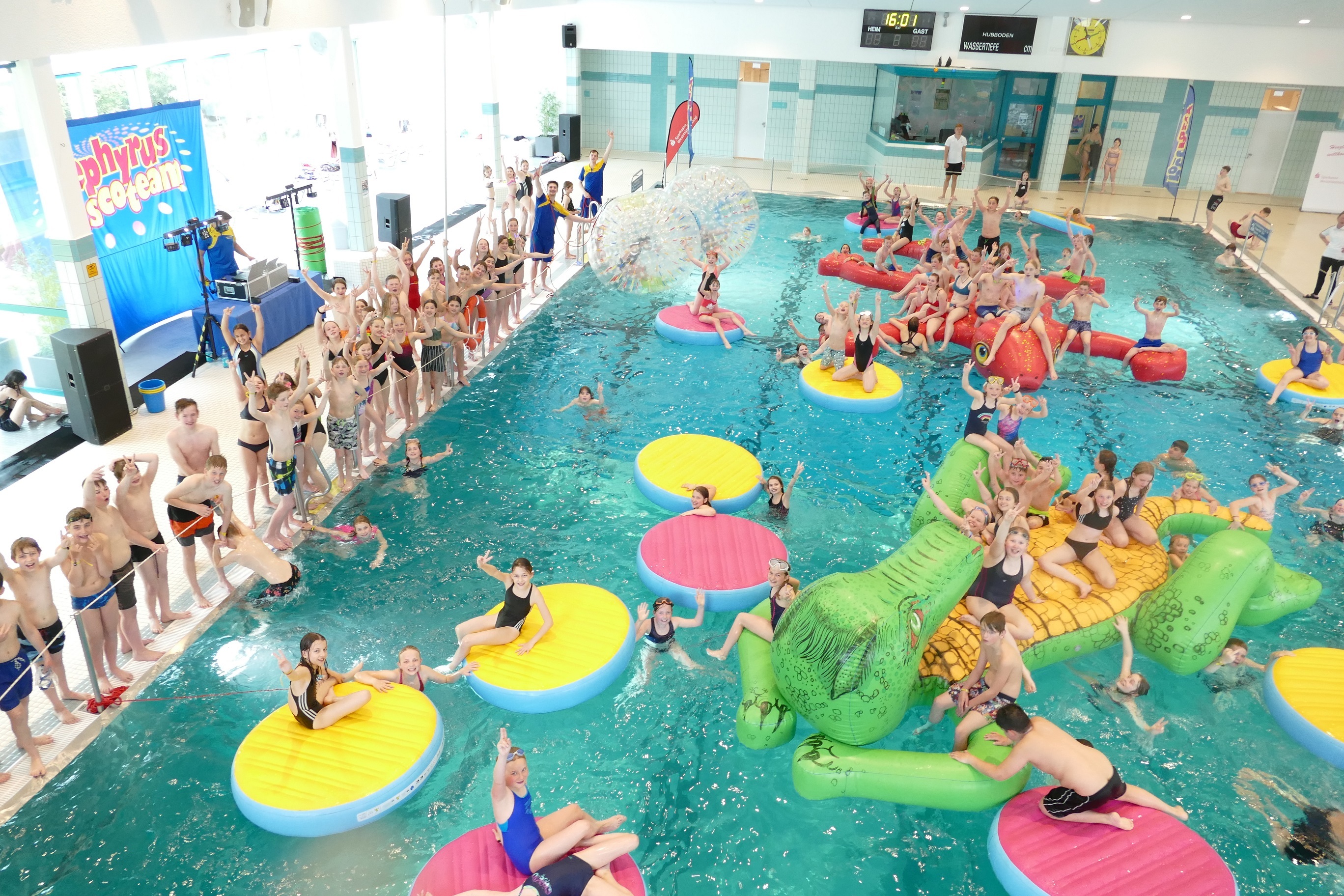 Begeistertes Publikum bei der Pool-Party im Hallenbad