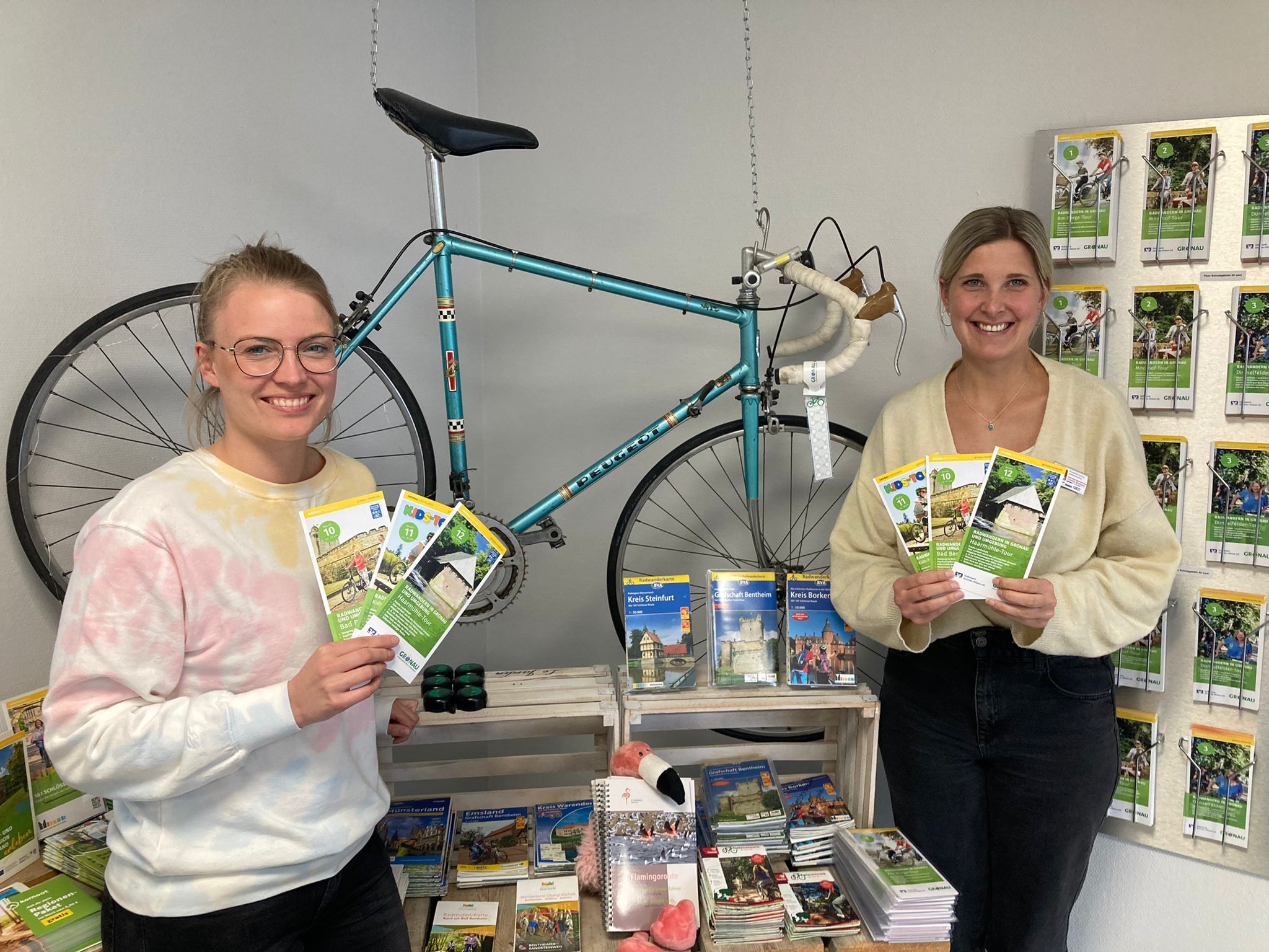 Lena Kerkeling (links) und Leonie Breuers präsentieren die neuen Routen (Stadt- und Tourismusmarketing Gronau) .