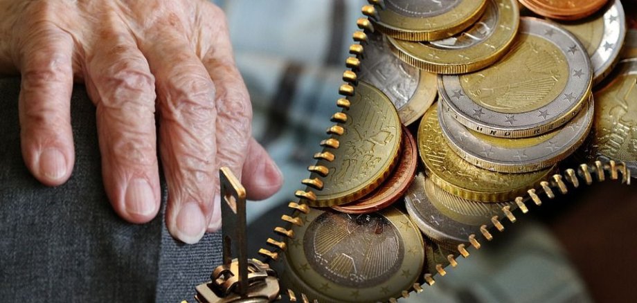 Hand von Rentner:in und Geldmünzen