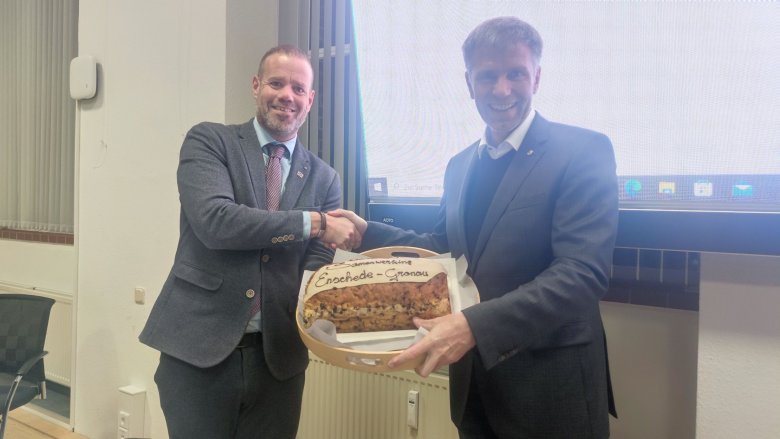 Der stellvertretende Bürgermeister aus Enschede Niels van den Berg und Bürgermeister Rainer Doetkotte.