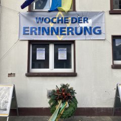 Der Blumenkranz und die Blumen vor der Alten Synagoge.