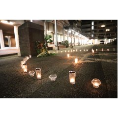 Der Blumenkranz und Kerzen vor dem Denkmal am Kurt-Schumacher-Platz