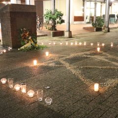 Der Blumenkranz und Kerzen vor dem Denkmal am Kurt-Schumacher-Platz