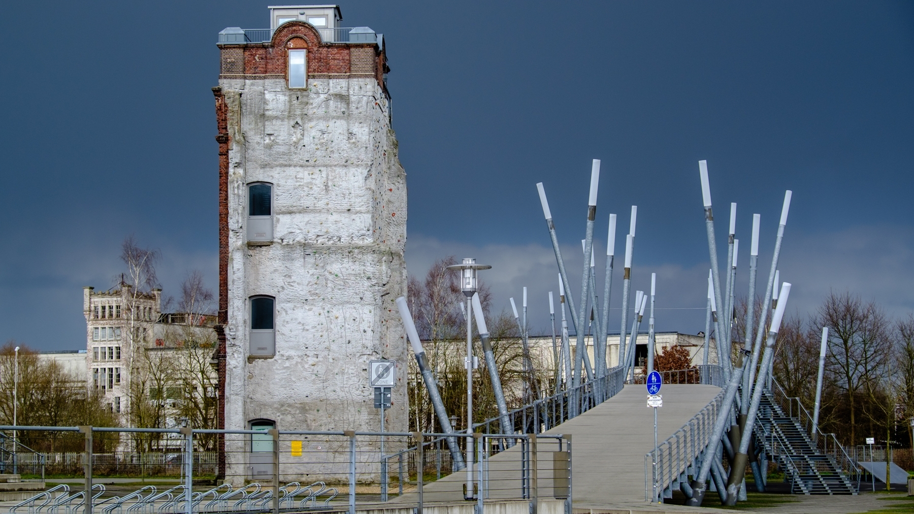 Kletterturm und Bogenbrücke