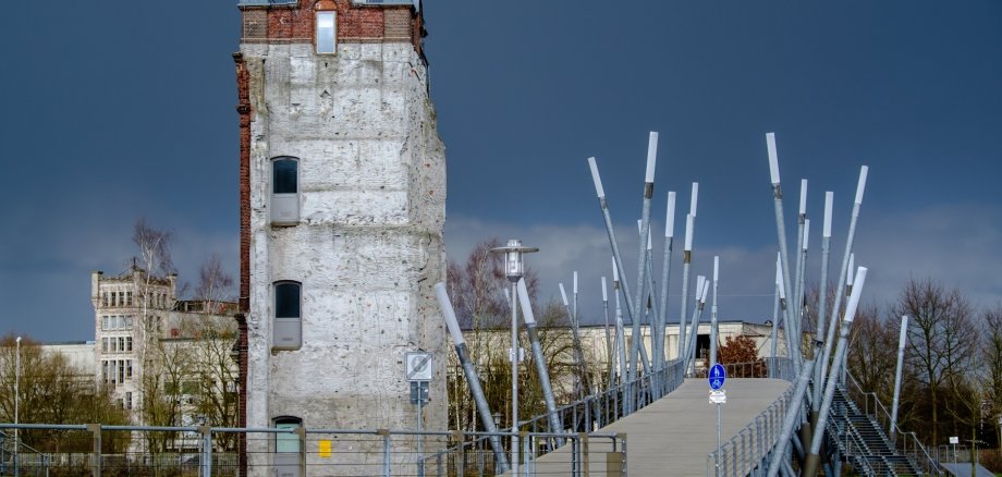 Kletterturm und Bogenbrücke