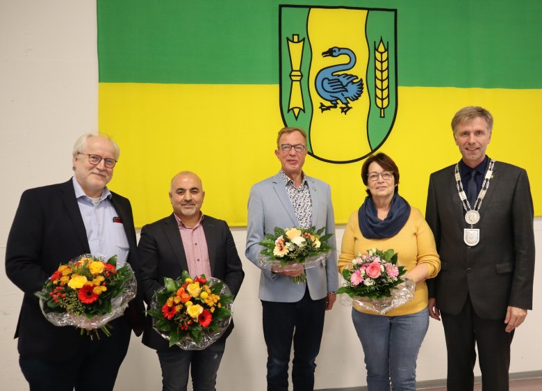 Bürgermeister Rainer Doetkotte mit verabschiedeten Ratsmitgliedern