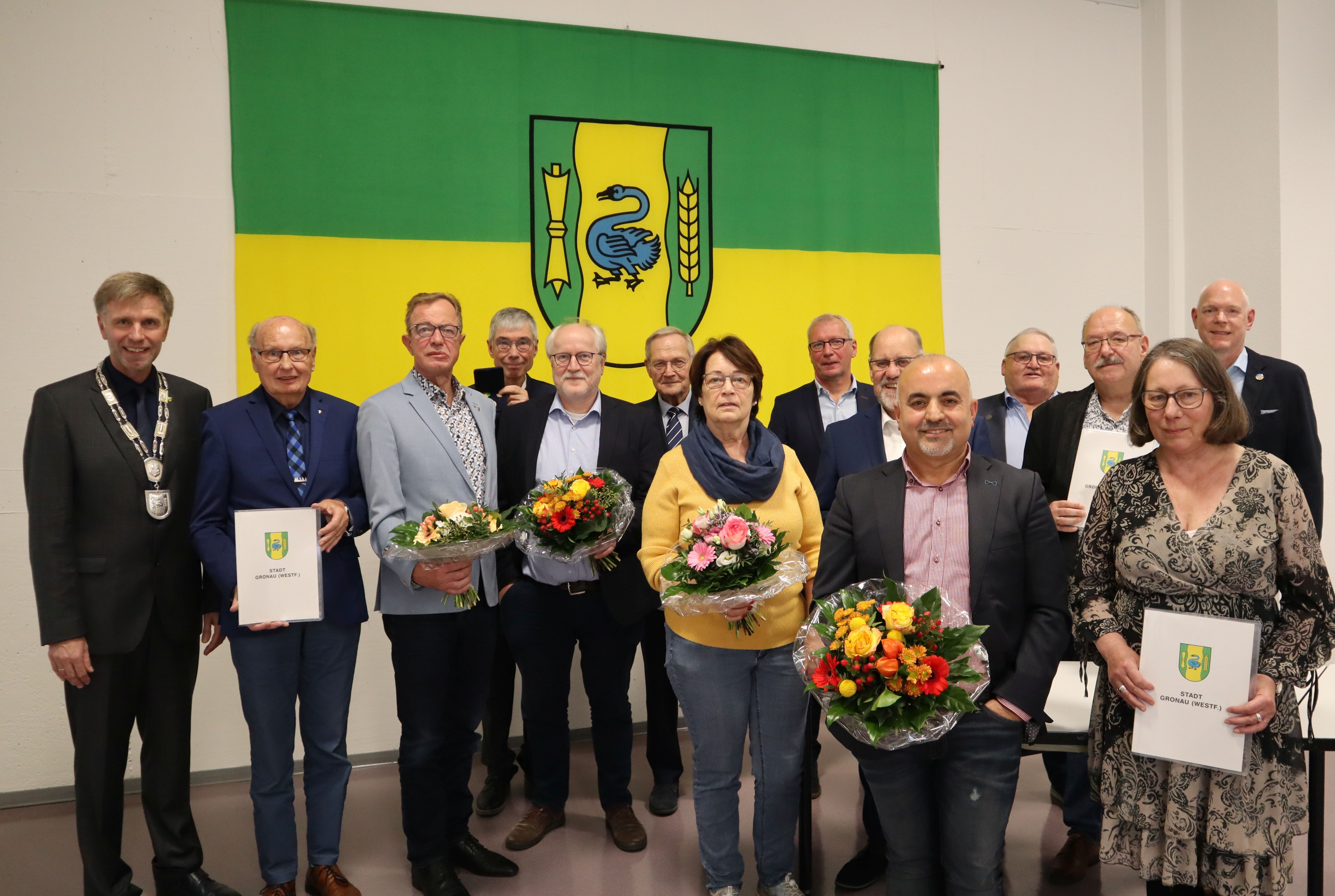 Alle geehrten und ausgezeichneten Ratmitglieder mit Bürgermeister Rainer Doetkotte