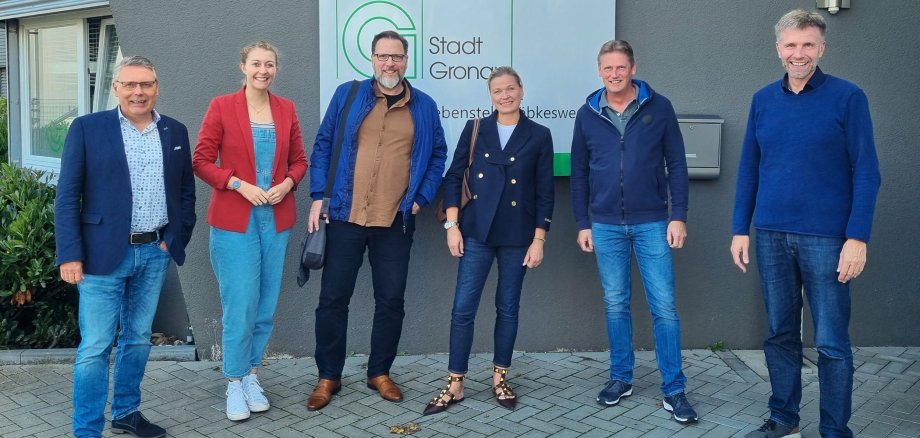 Der Bürgermeister Rainer Doetkotte mit Vertretern des Kulturbüros, des Cityrings und der Eper Werbegemeinschaft.