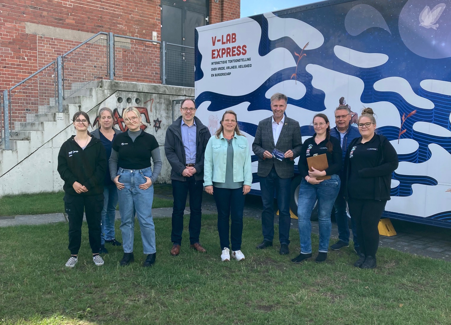 Mitarbeiter:innen des rock'n'pomuseums und des Drilandkollegs sowie Oliver Keesen (Leitung Driland Kolleg), Sandra Cichon (Erste Beigeordnete), Rainer Doetkotte (Bürgermeister) und Thomas Albers (Leitung Kulturbüro GmbH).