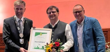 Bürgermeister Rainer Doetkotte (l.) überreicht den Kulturpreis an Dr. Tamás Szöcs (M.). Die Laudatio hielt Otto Lohle.