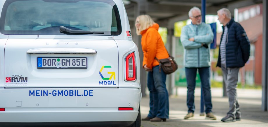 G-Mobil am Bahnhof Gronau mit Fahrgästen