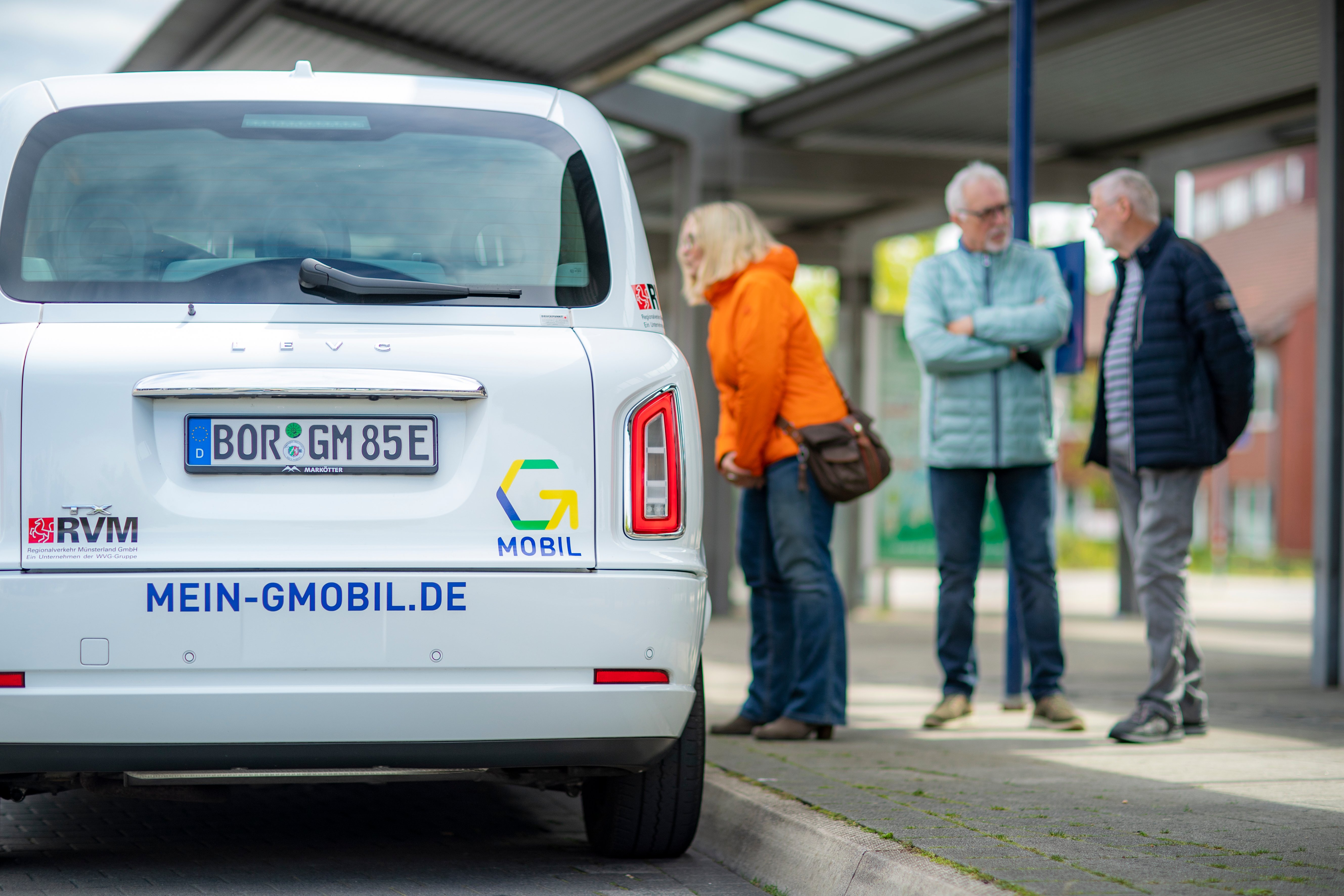 G-Mobil am Bahnhof Gronau mit Fahrgästen