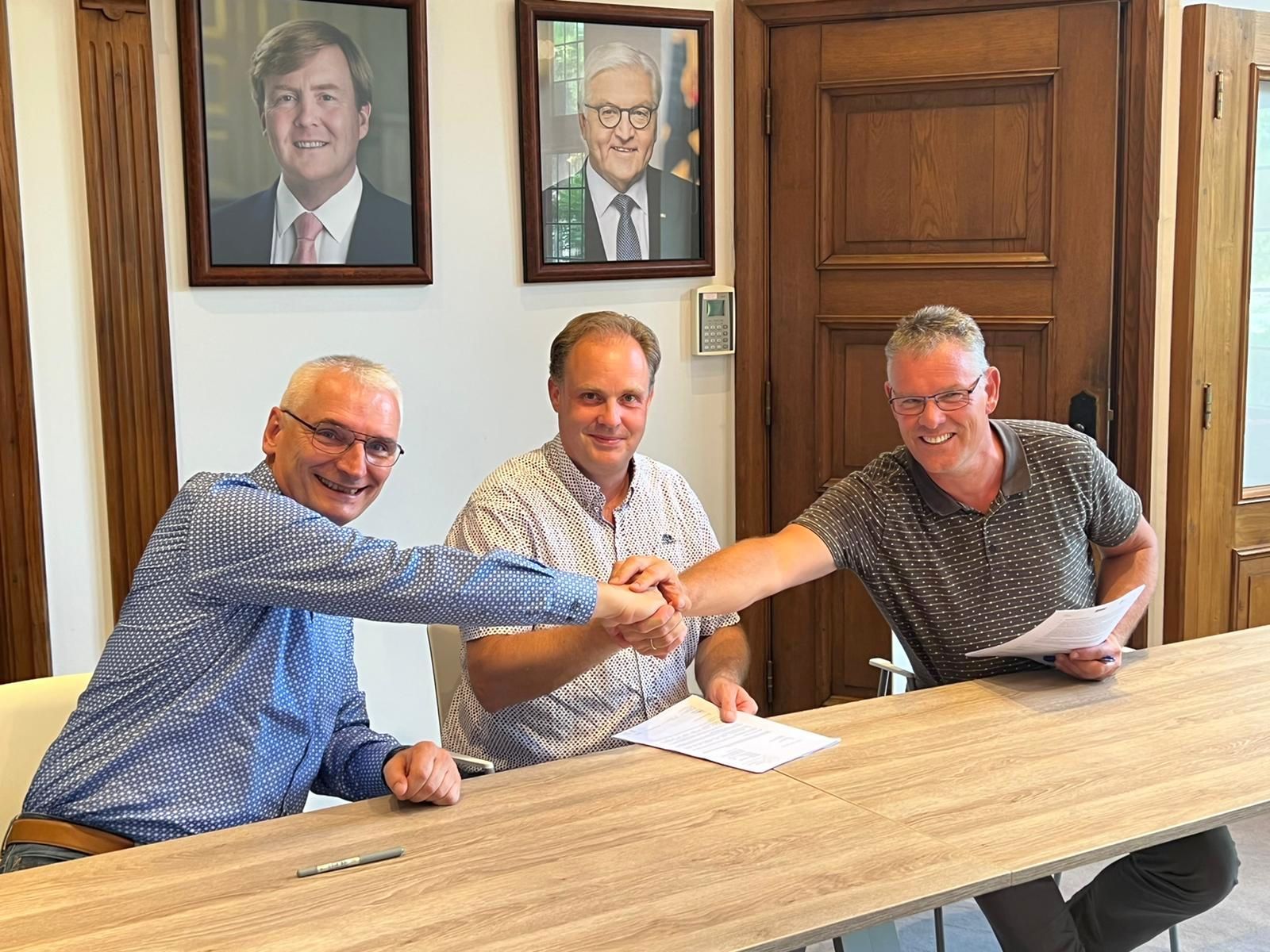 Stadtbaurat Groß-Holtick mit Vertretern der Waterschap Vechtstromen bei der Vertragsunterzeichnung