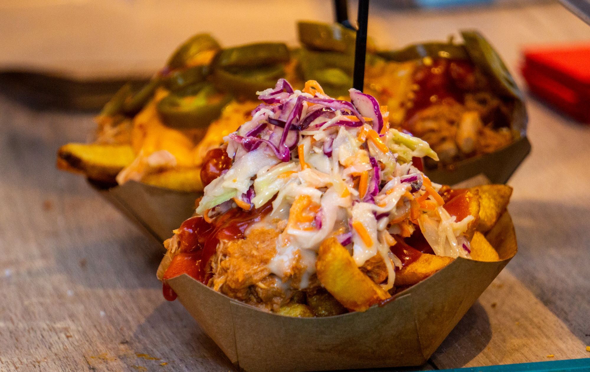 Eine Portion Pommes mit Zwiebeln.