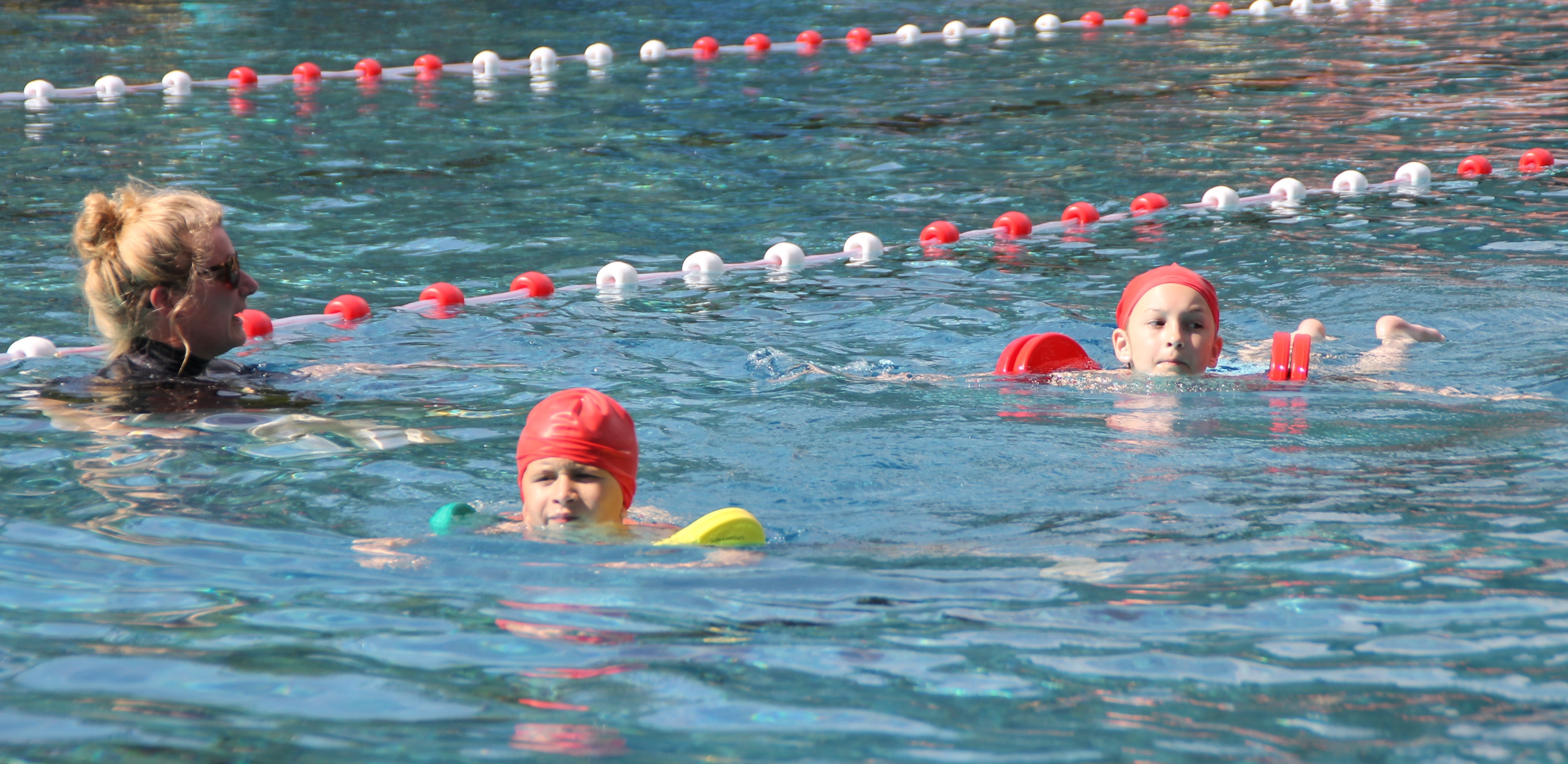 Zwei Kinder nehmen Schwimmunterricht.
