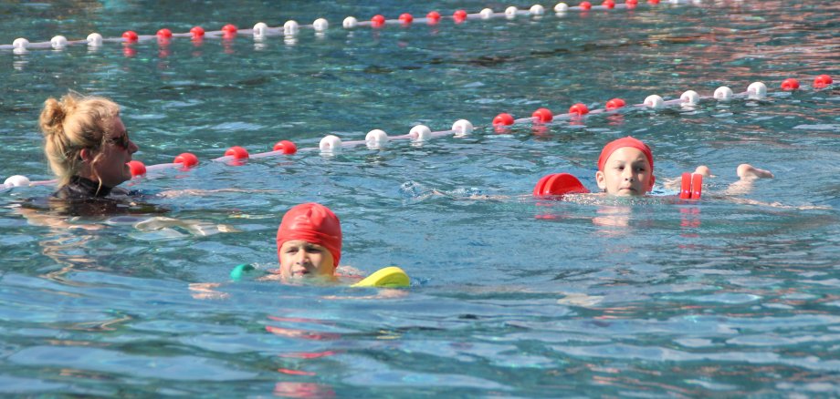 Zwei Kinder nehmen Schwimmunterricht.