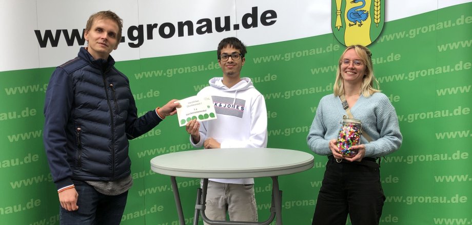 v.l. Thomas Kemper, Gewinner Alexander Wilke und Carolin Wicke.