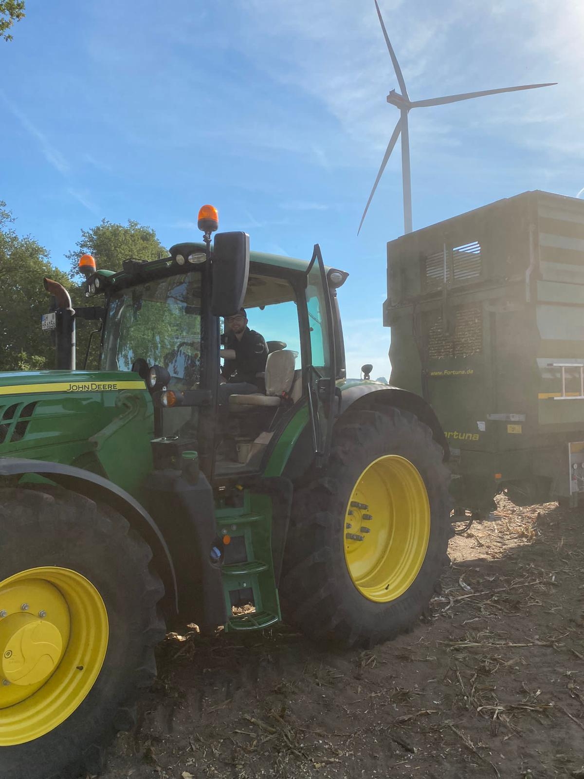 Ein glücklicher Teilnehmer auf dem Hof Rudde in einem Trecker.